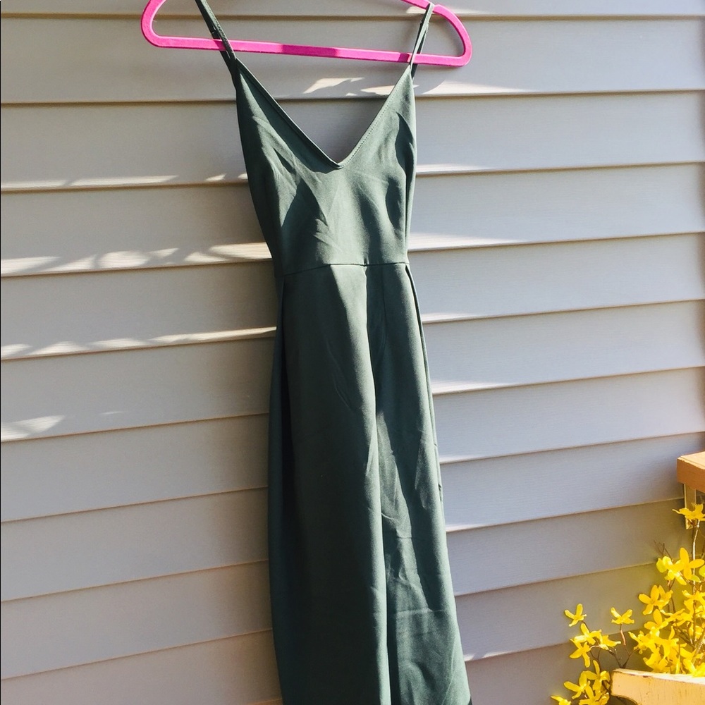 Hunter green dress perfect for wedding season!